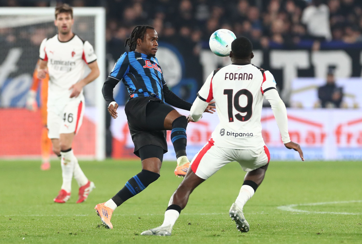 BERGAMO, ITALY - OCTOBER 28: Ademola Lookman of Atalanta BC competes for the ball with Youssouf Fofana of AC Milan during the Serie A match between Atalanta BC and AC Milan at New Balance Arena on October 28, 2025 in Bergamo, Italy. (Photo by Marco Luzzani/Getty Images)