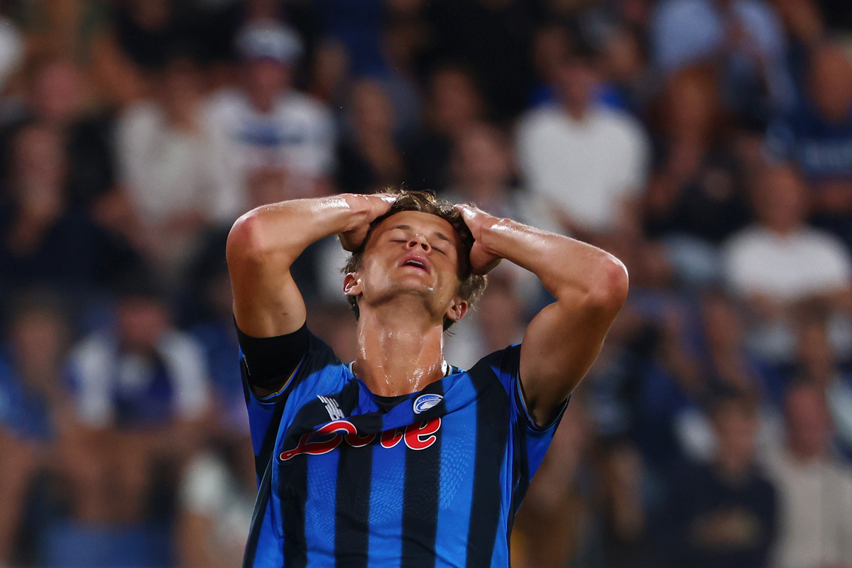 BERGAMO, ITALY - AUGUST 24: Giorgio Scalvini looks dejected during the Serie A match between Atalanta BC and Pisa SC at Gewiss Stadium on August 24, 2025 in Bergamo, Italy. (Photo by Francesco Scaccianoce/Getty Images)