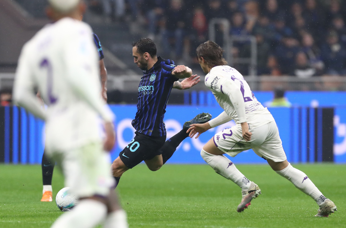 MILAN, ITALY - OCTOBER 29: Hakan Calhanoglu of FC Internazionale scores their team's first goal during the Serie A match between FC Internazionale and ACF Fiorentina at Giuseppe Meazza Stadium on October 29, 2025 in Milan, Italy. (Photo by Marco Luzzani/Getty Images)