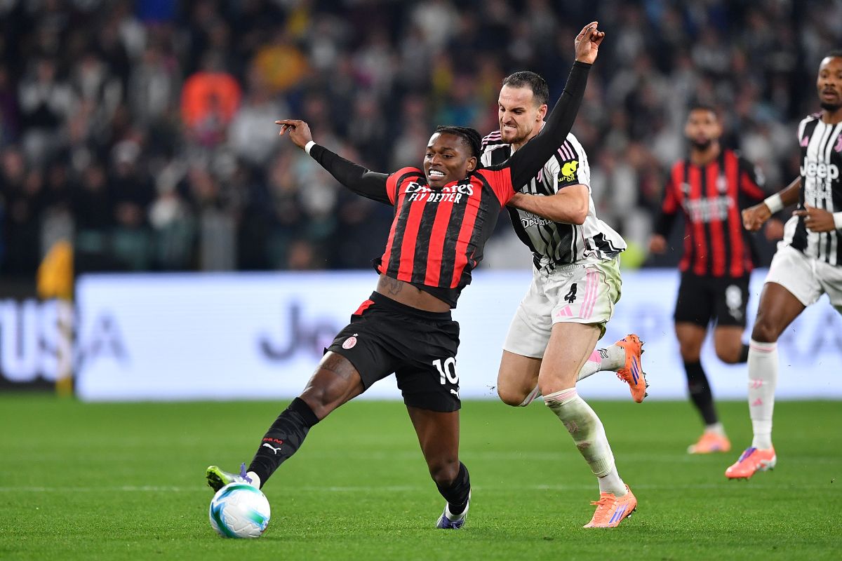 TURIN, ITALY - OCTOBER 05: Federico Gatti of Juventus FC tackles Rafael Leao of AC Milan during the Serie A match between Juventus FC and AC Milan at Allianz Stadium on October 5, 2025 in Turin, Italy. (Photo by Valerio Pennicino/Getty Images)